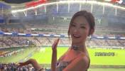 偷感很重！云姨现场看上海德比这身装造很有韵味😍