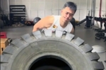 苦练不停歇！张文逸晒翻轮胎力量训练视频：亘古不变的是你的分量